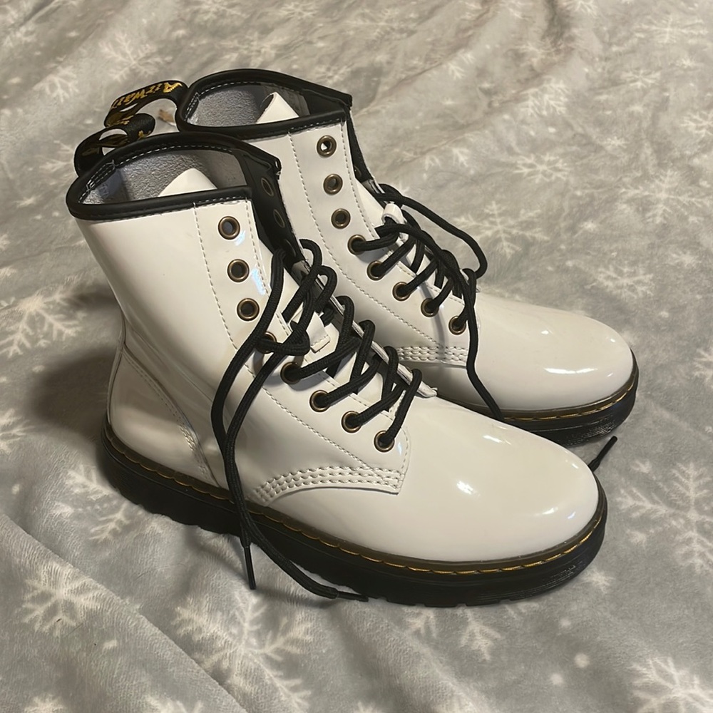 1460 Women’s Patent Leather Lace Up Doc Marten Boots BRAND NEW, NEVER BEEN WORN